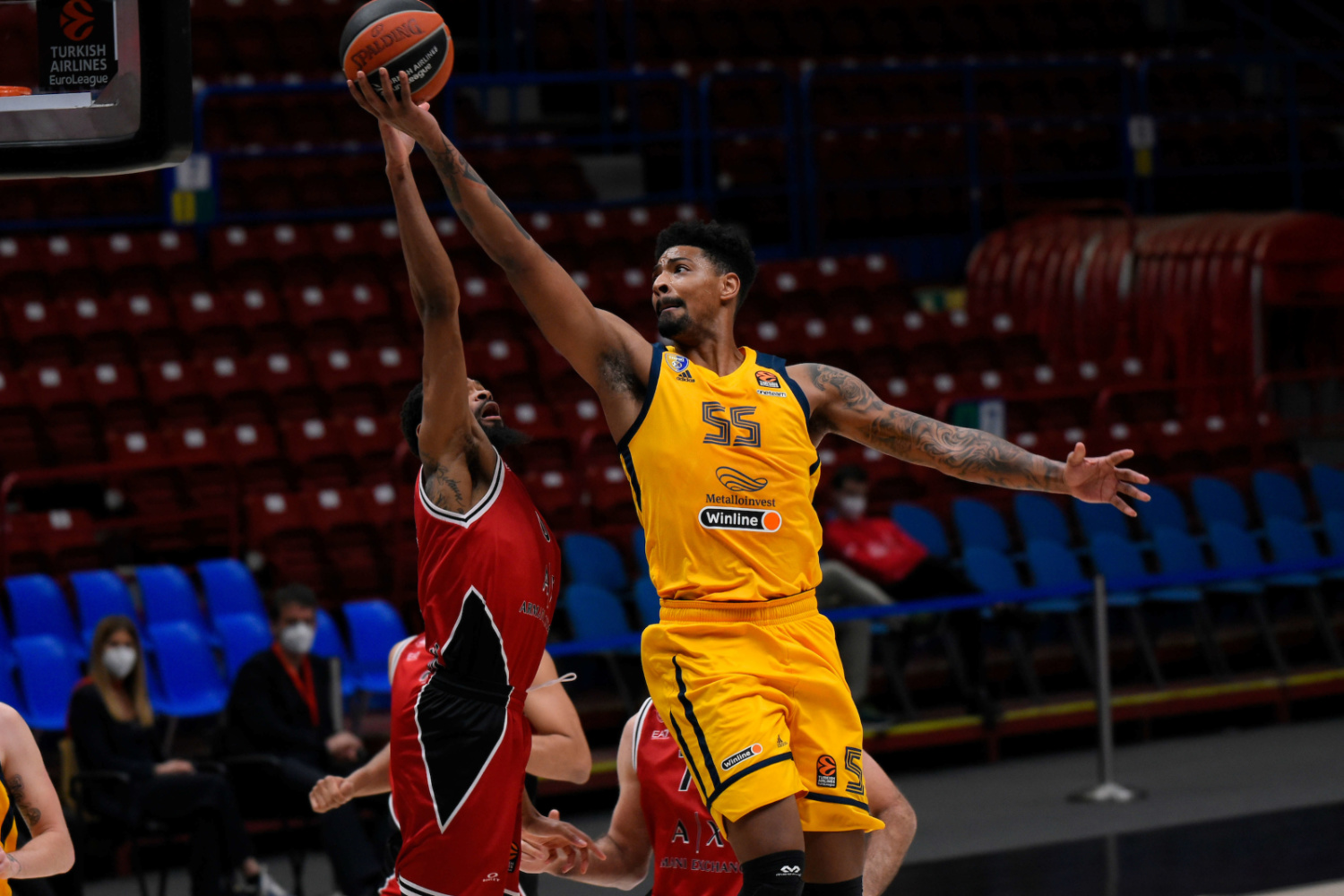 湖人轻取青岛队,塔图姆点燃赛场 湖人轻取青岛队,塔图姆点燃赛场