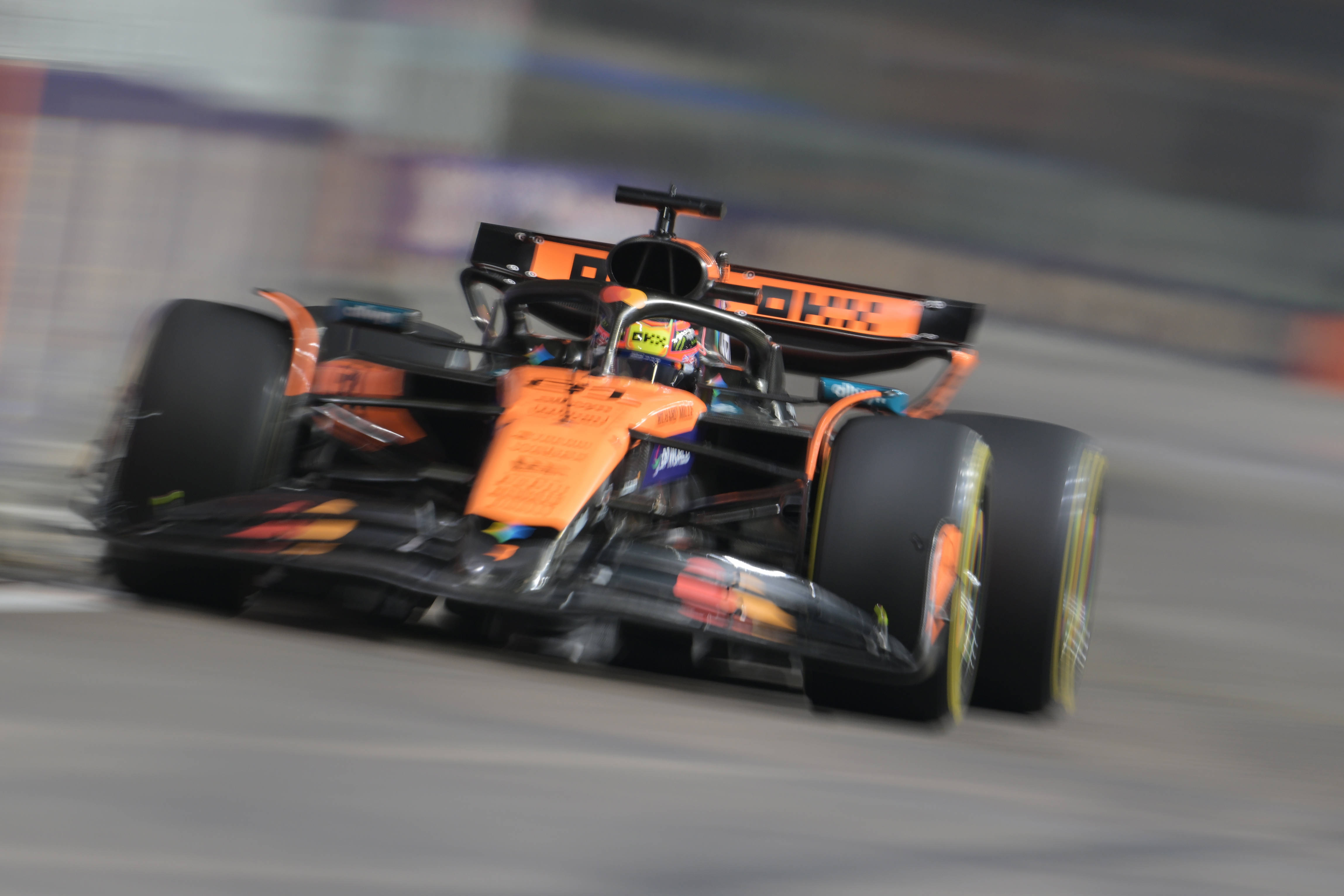 红牛二队鏖战迈凯伦,皮亚斯特里点燃赛场 红牛二队鏖战迈凯伦,皮亚斯特里点燃赛场