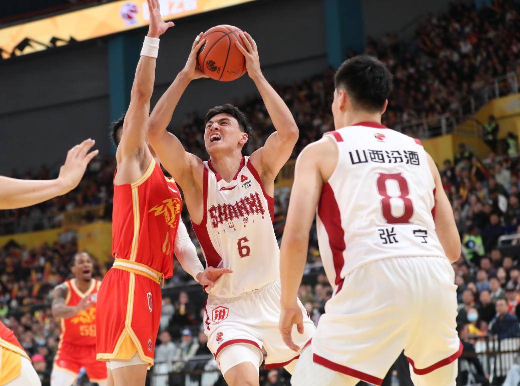 山西队完胜上海队，胡金秋扛起全队