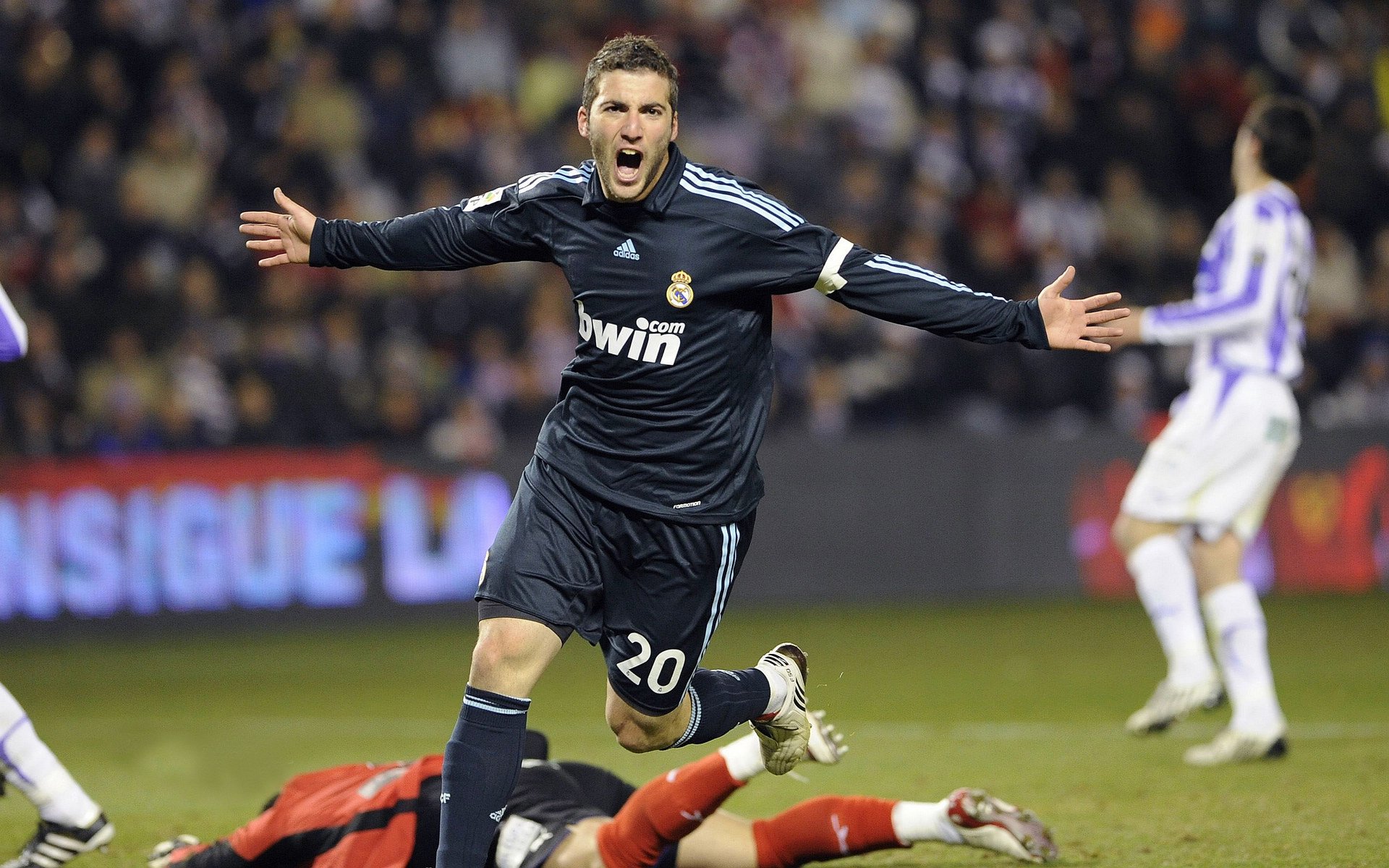 魔术鏖战雄鹿，米切尔成为关键先生