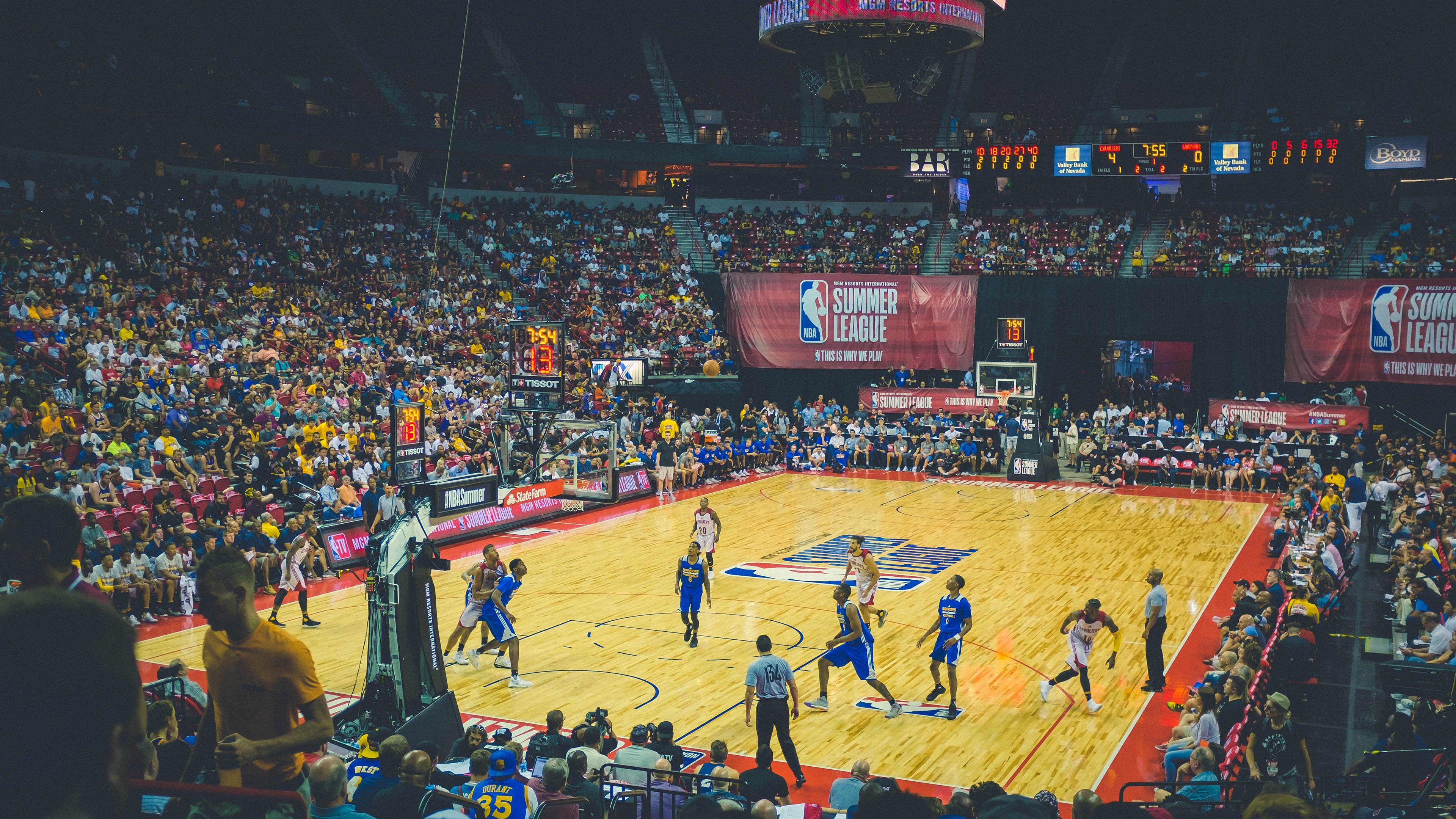 绿茵场上的碾压与乒乓台前的统治,两种胜利美学的交响